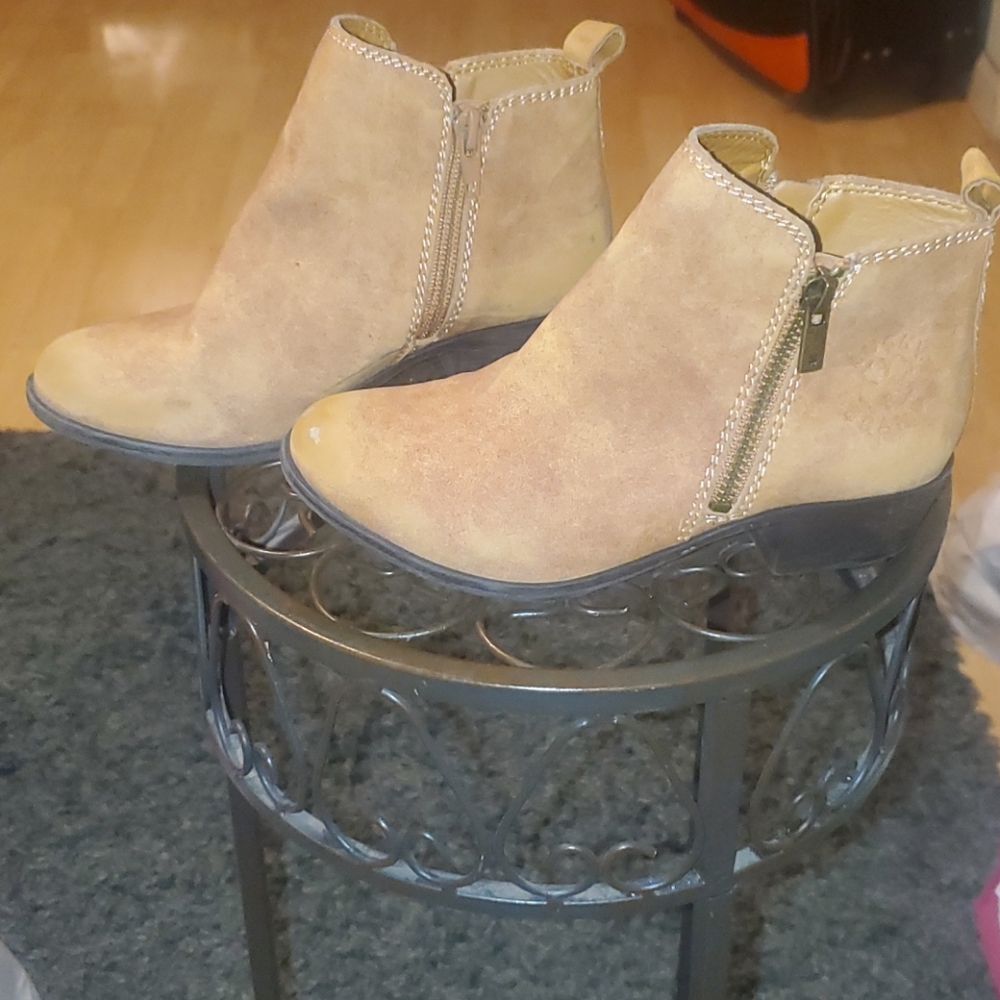 Girls Camel colored Ankle boots